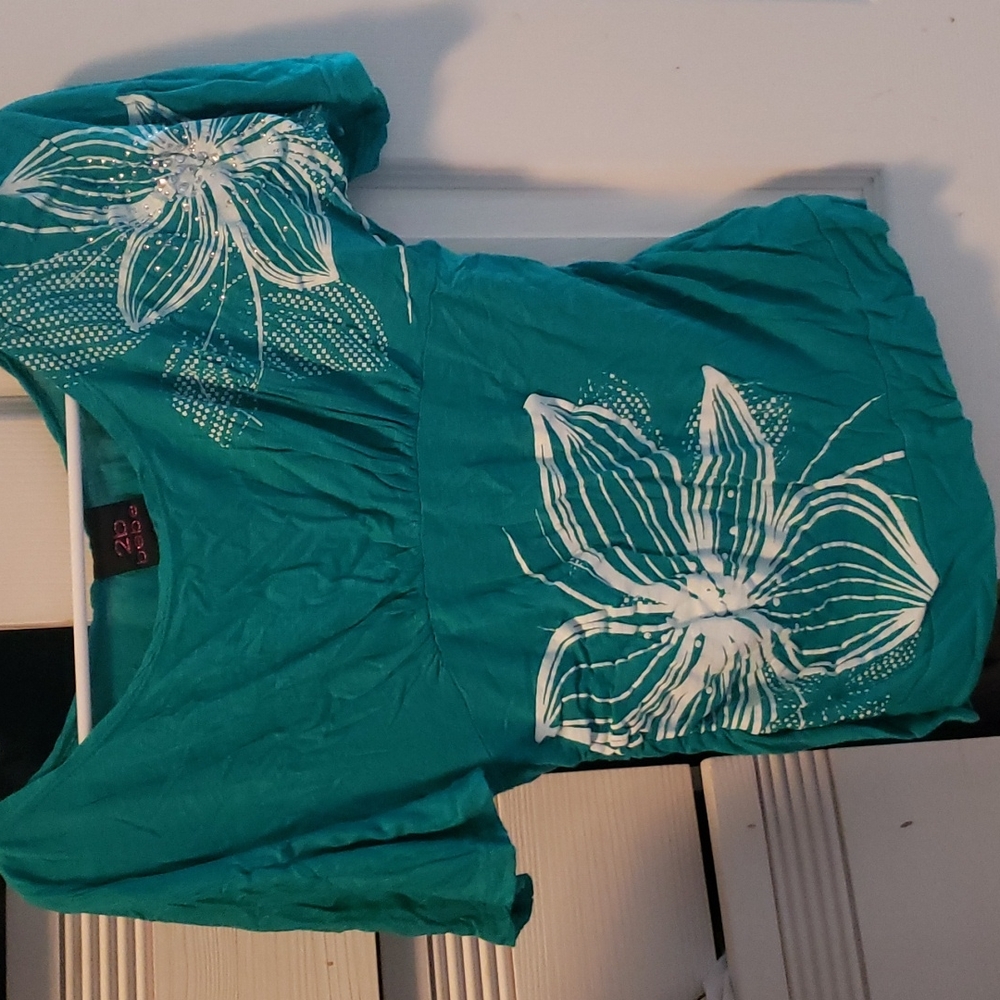 2b bebe green shirt with white floral size S